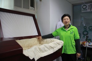 Lam Ka Hei shows us a paper coffin odered from the USA, sold ar around $8000 HK dollars