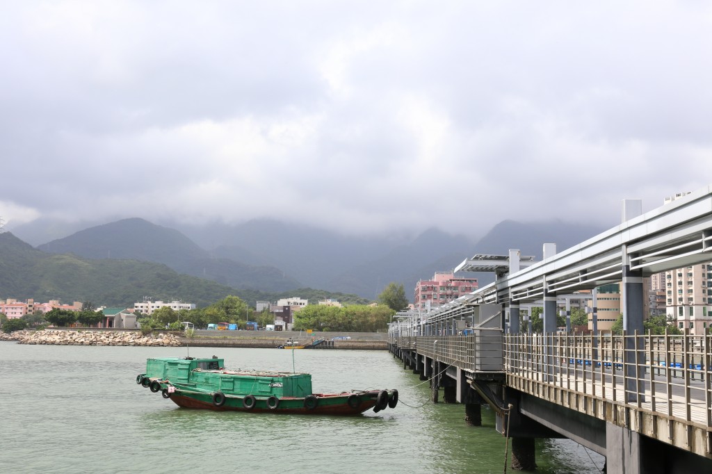The Sha Tau Kok Public Pier which cost 46 million dollars for renovation is now the stop of merely 3 kai-tos commuting from Sha Tau Kok and nearby islands